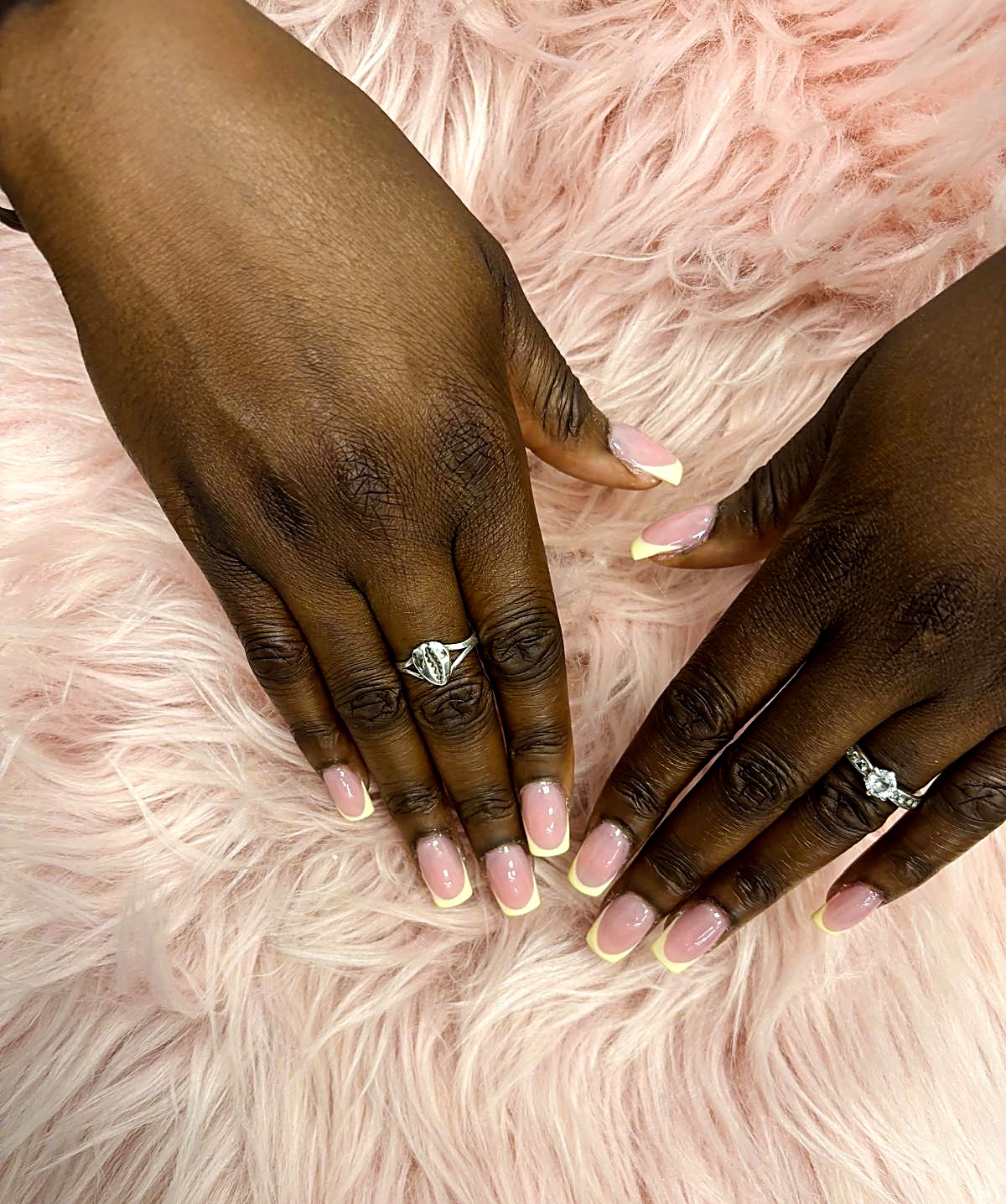 French jaune pastel sur ongles carrés — les deux mains