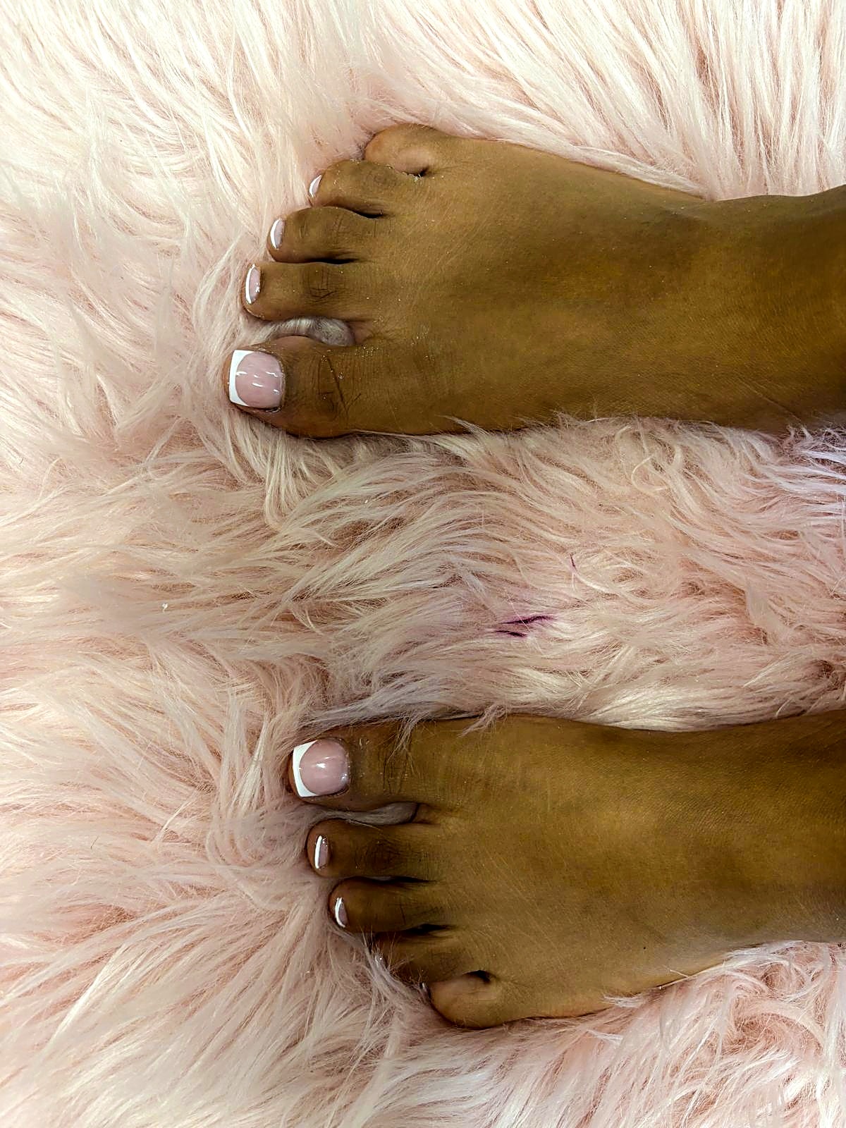 Pédicure French blanche — résultat sur les pieds