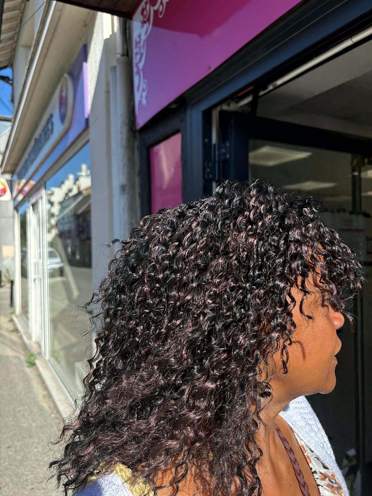 Crochet braids bouclées brunes — vue de profil