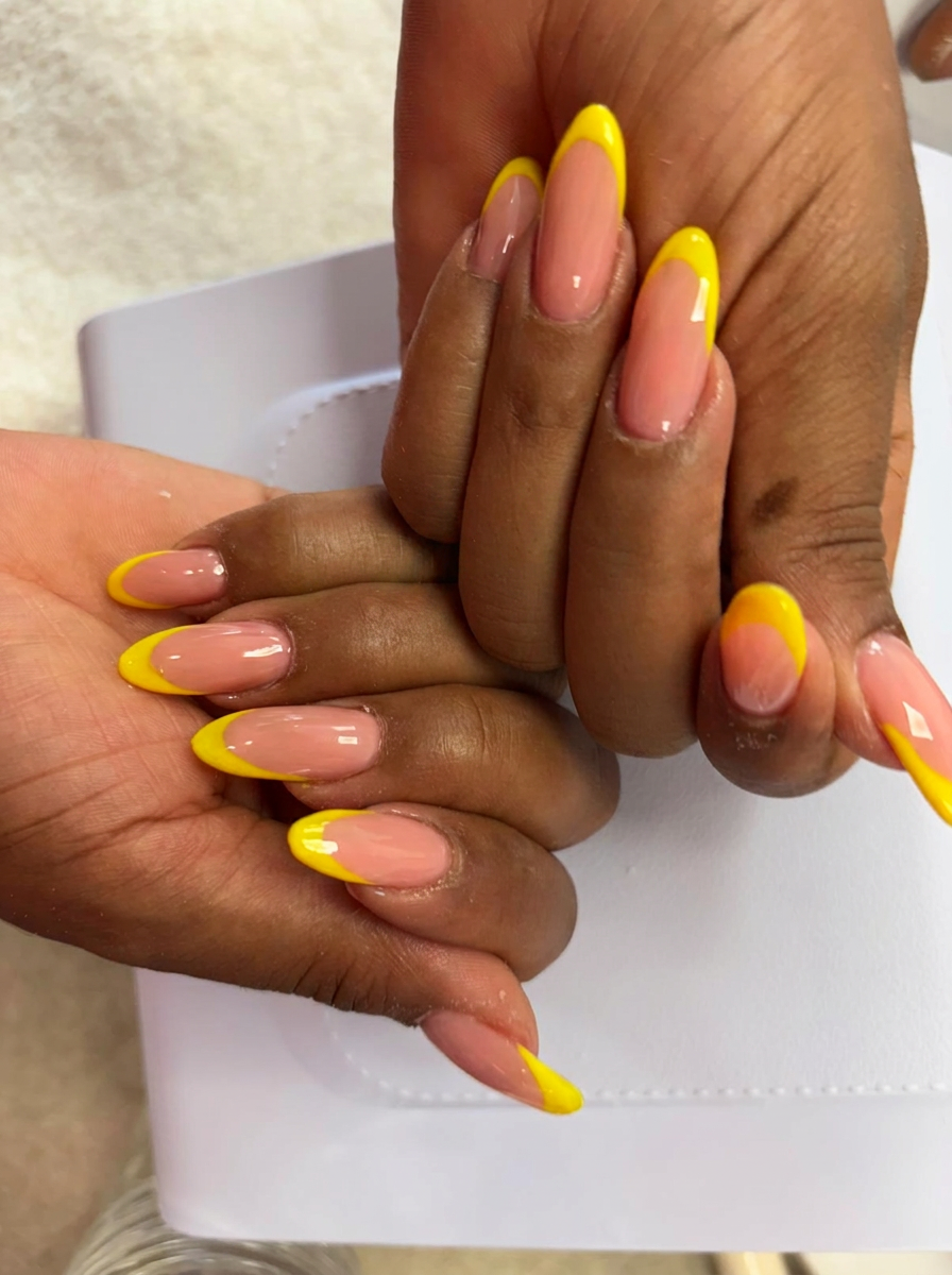 French jaune fluo — ongles amande