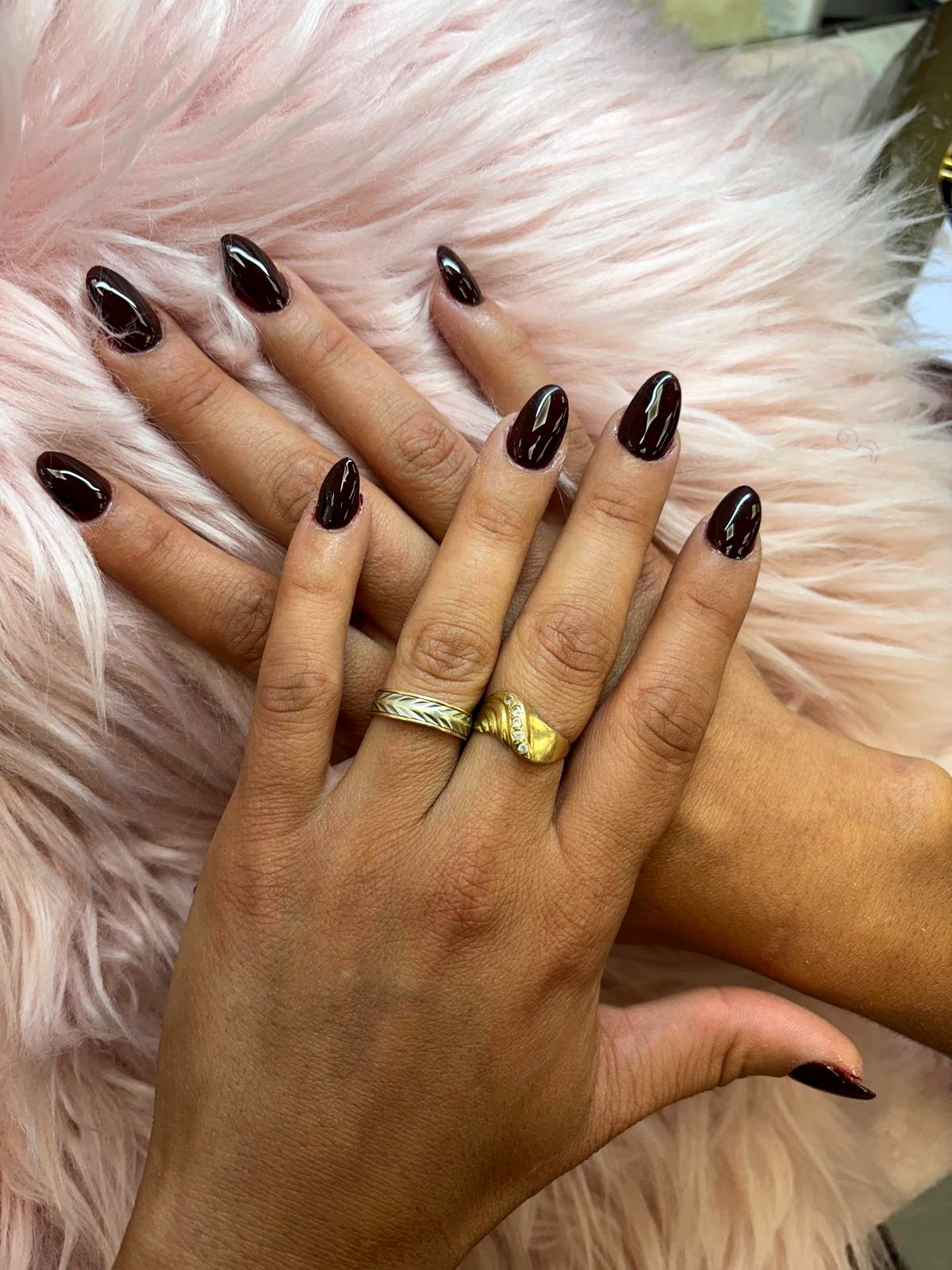 Ongles chocolat glossy forme amande — résultat en photo