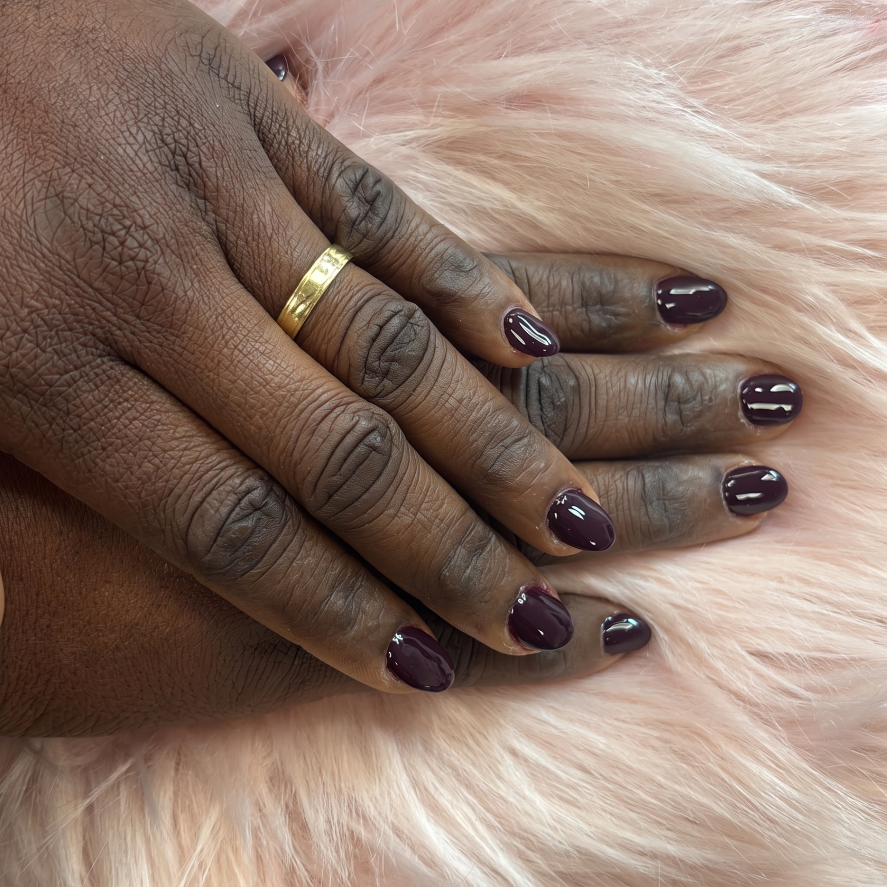 Prune brillant — ongles courts ovales