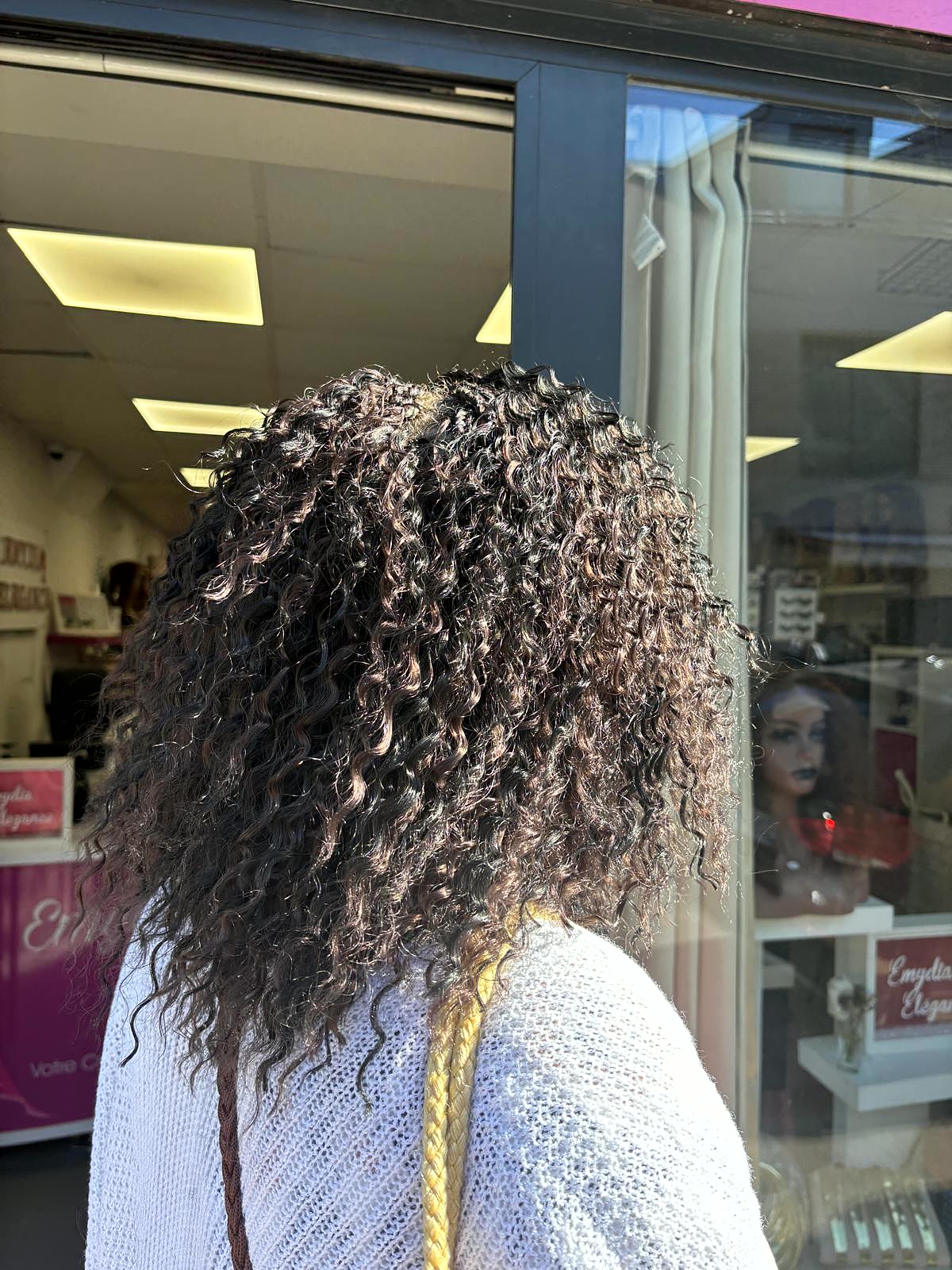 Crochet braids bouclées volumineuses — vue arrière en boutique