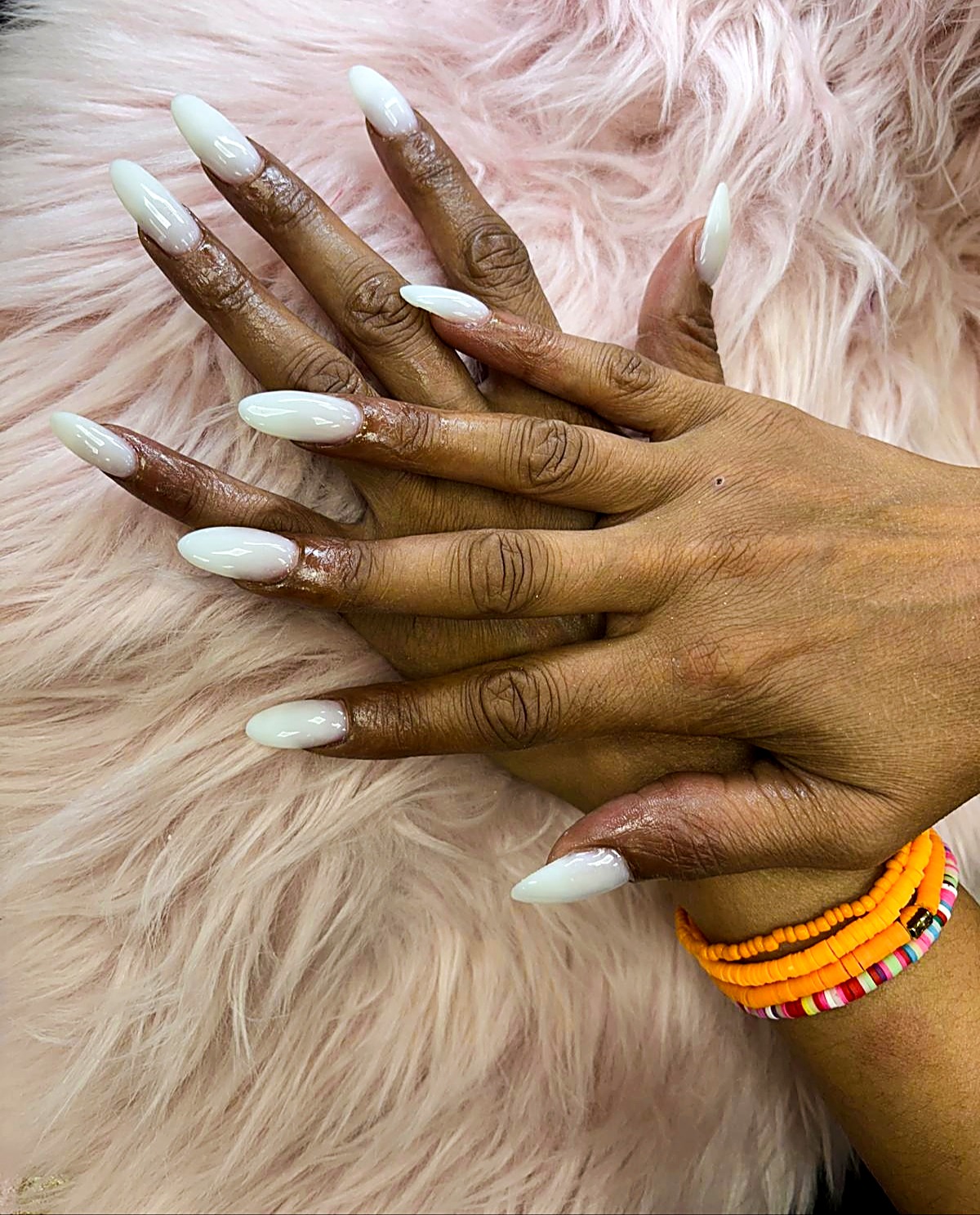 Ongles blanc laiteux forme amande — résultat en photo